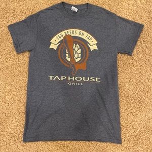 (MENS SMALL) Tap house grill brewery Seattle tee! GREAT CONDITION!!! Like new